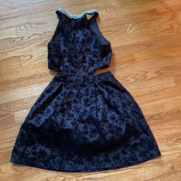 Francesca’s halter top dress - Picture 2 of 3